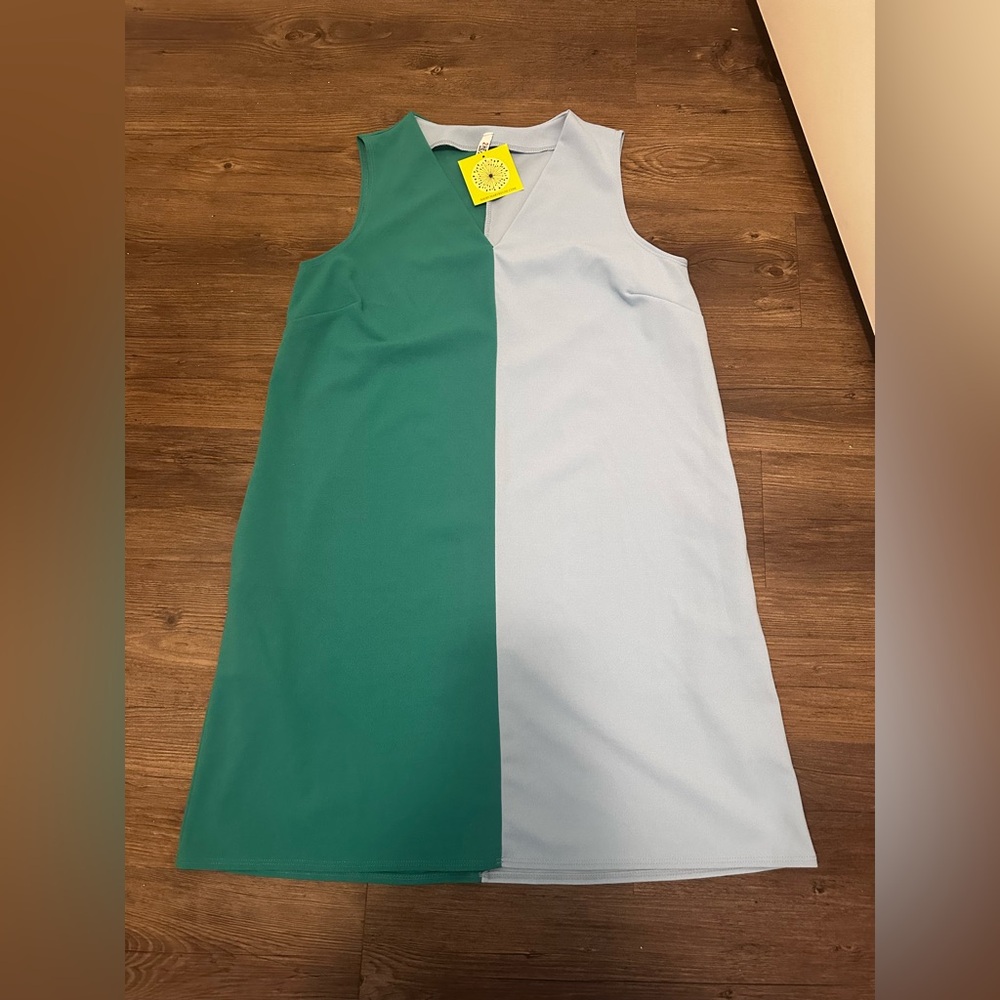 🦋 NWT! Blue/Teal V-Neck Colorblock Dress - Size Medium